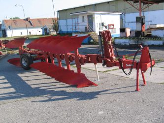 Semi-mounted reversible ploughs